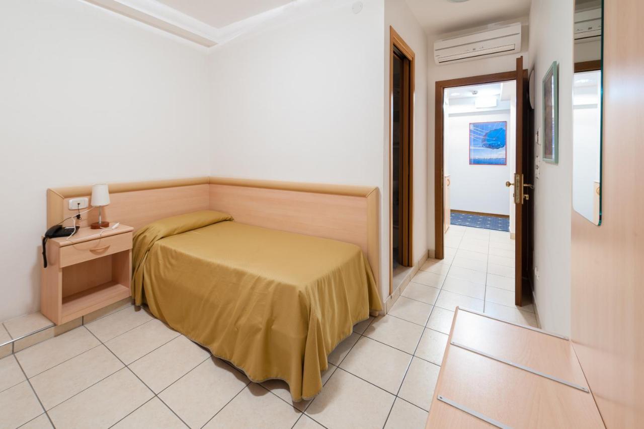 Hotel Garni Losanna Bibione Bagian luar foto