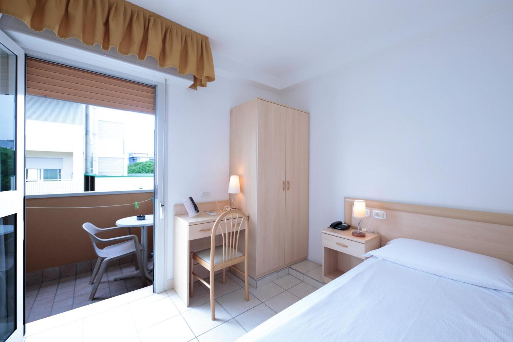 Hotel Garni Losanna Bibione Bagian luar foto
