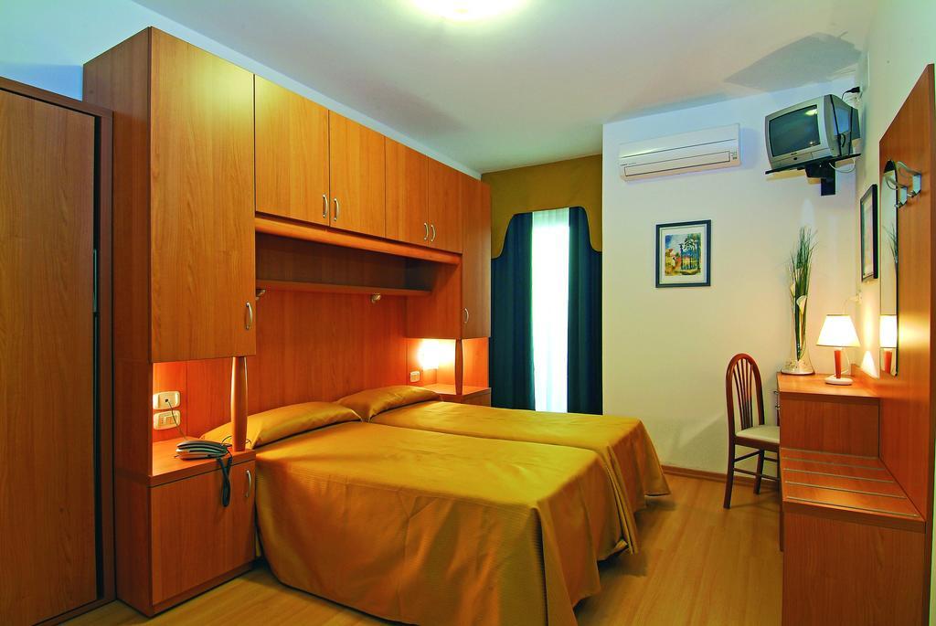 Hotel Garni Losanna Bibione Ruang foto