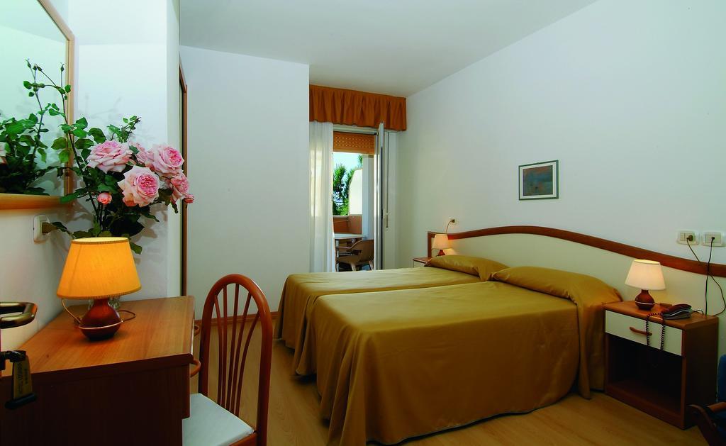 Hotel Garni Losanna Bibione Ruang foto
